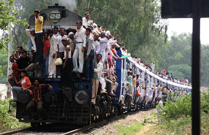 Количество людей, пользующиеся поездами в Индии, просто не помещаются в имеющиеся там поезда 