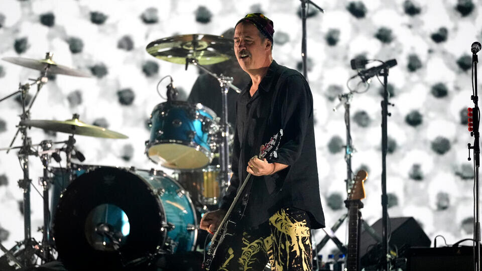     Переулок имени басиста Nirvana появился в дачном поселке под Пермью Chris Pizzello/AP/TASS