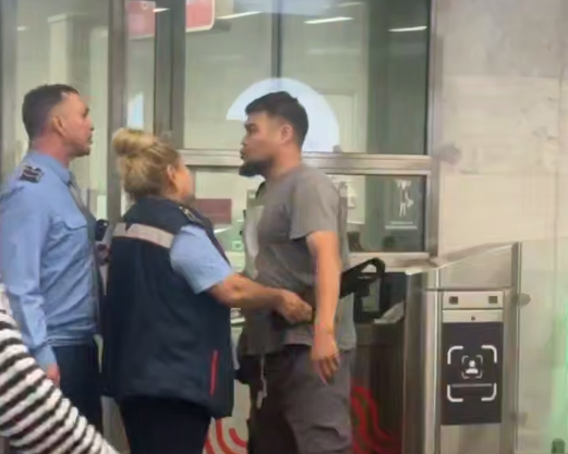 "Ты тут никто, слабо со мной выйти 1 на 1": Приезжий начал бодать и качать права перед контролёром в метро Москвы