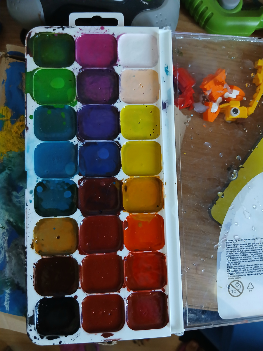 Эт я пытаюсь сэкономить) Нашла и отмыла Мирошины краски,  подойдут и Илье