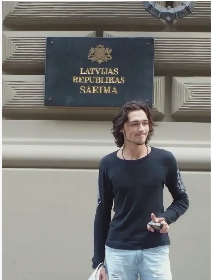 В Риге. У здания латвийского парламента. Фото из архива "7 секретов"