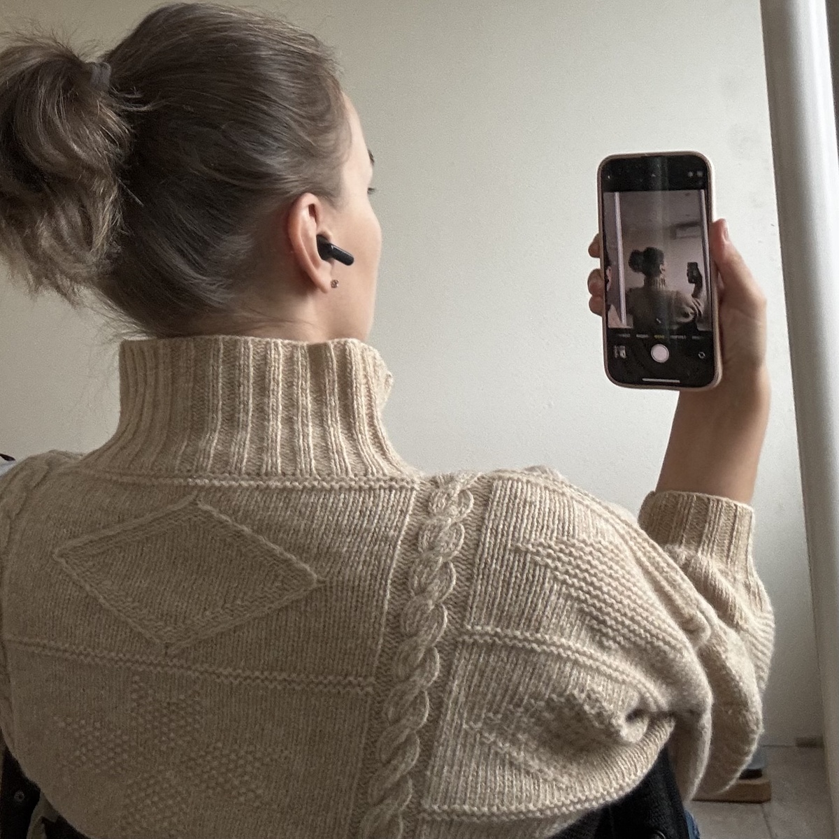 А это кусочек моего свитера, делала фото для статьи про волосы, которой пока нет 😅