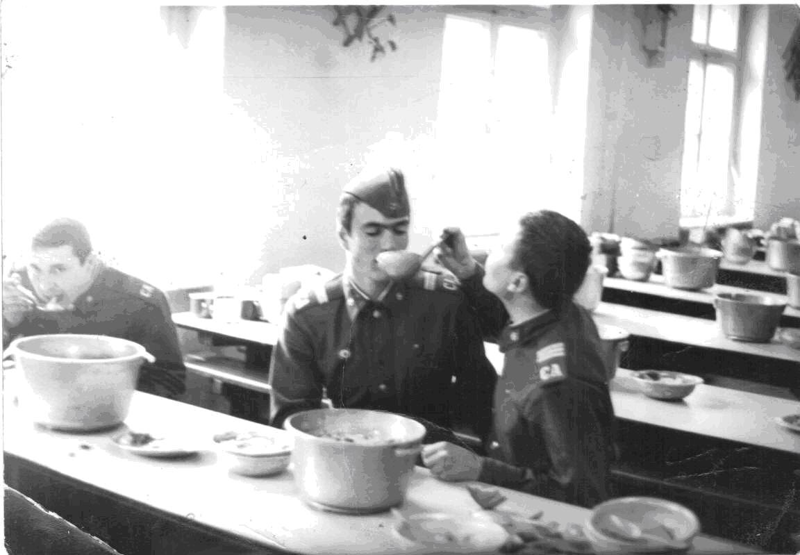 Жрут в три хари?