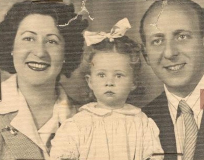 Эллен Наоми Коэн с родителями.