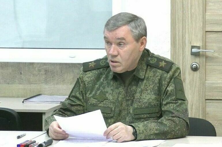 Герасимов: Российские войска в зоне СВО наступают почти на всех направлениях