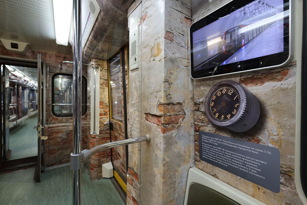 📷 1.1: Интерьер тематического вагона — кирпичная кладка, мультимедиа и предметы фронтового быта | Максим Денисов. Mos.ru