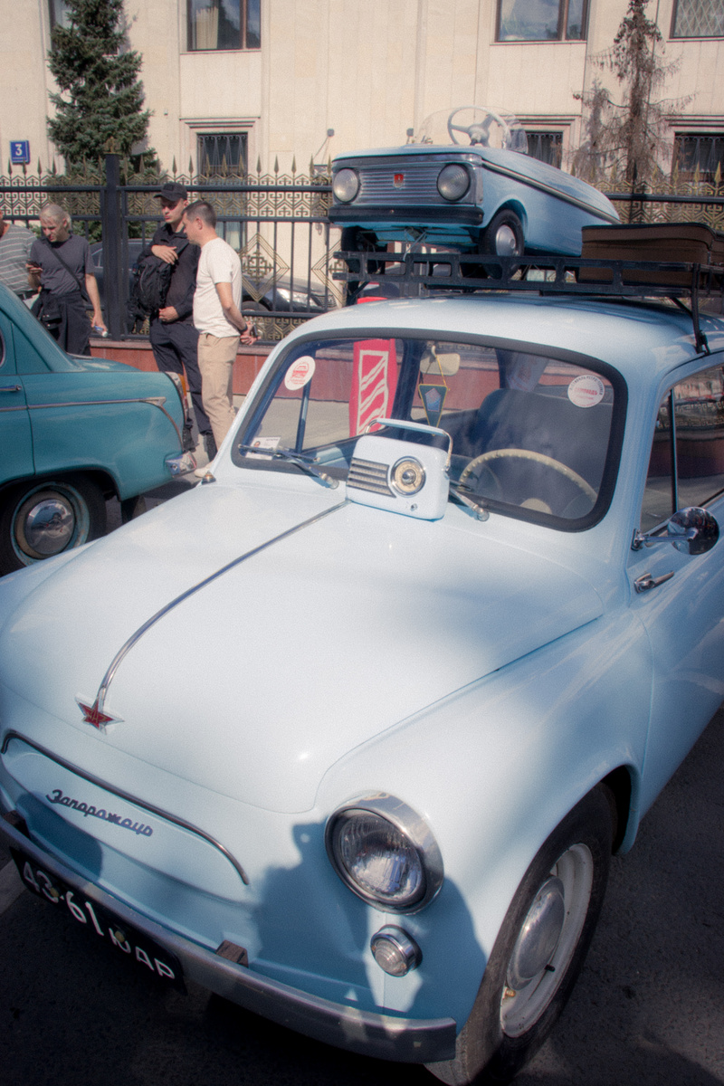 Небесно голубой запорожец с такой же прекрасной детской машинкой. Такие вещи способны навеять множество приятных воспоминаний