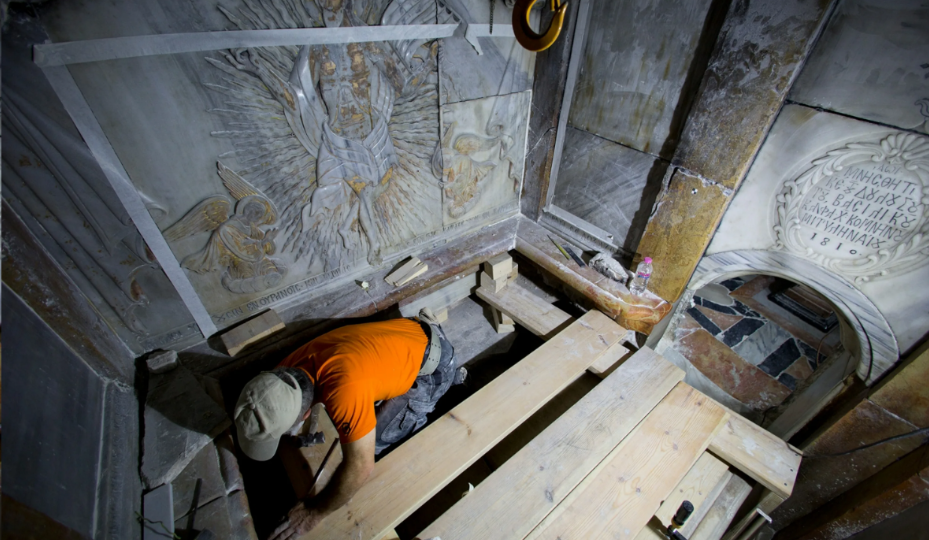 Гробницу Христа вскрыли впервые за 1600 лет. Внутри нашли загадочный след