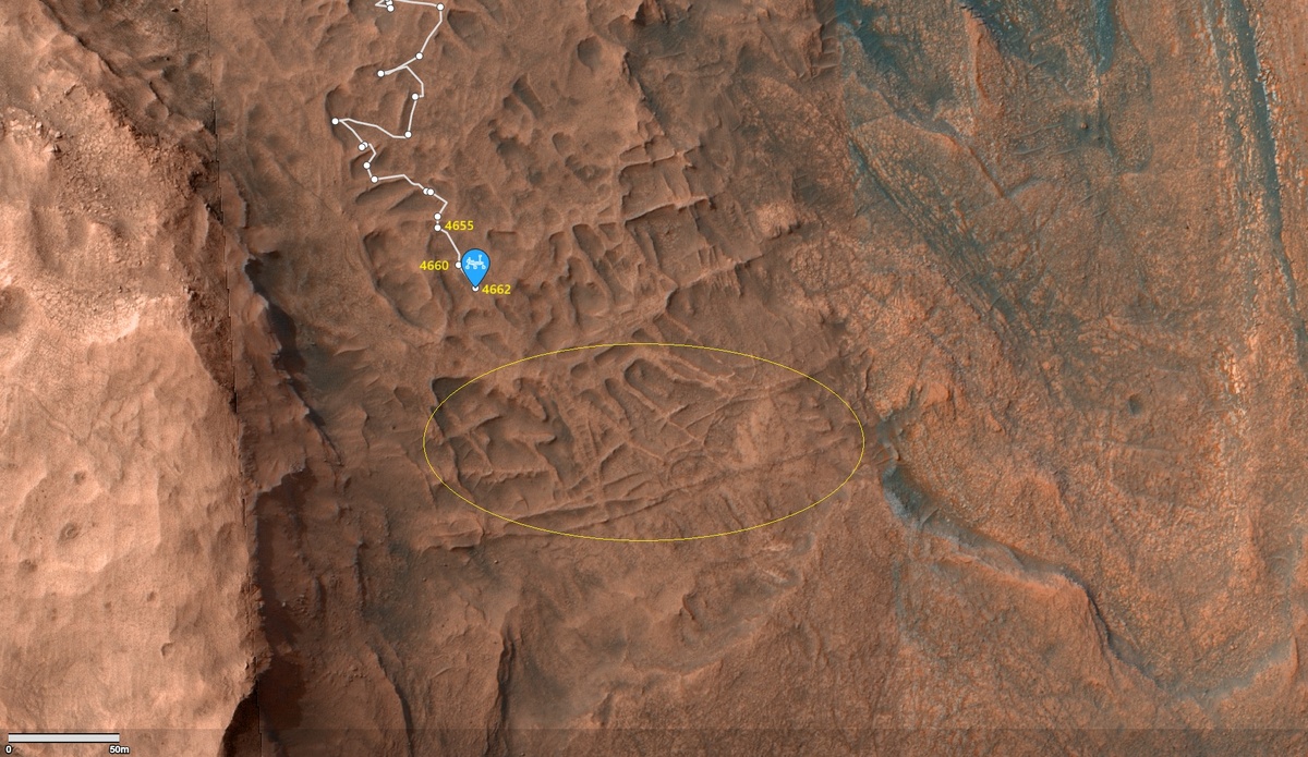 4662-00   Обратите внимание на область, которую я обвел - в ней стенки заметно ниже, чем в той областе, где сейчас идет ровер. Почему получилась такая разница - это еще предстоит узнать.