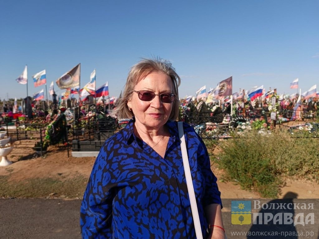     Мэрия Волжского и родители погибших бойцов СВО навели порядок на кладбище № 4

