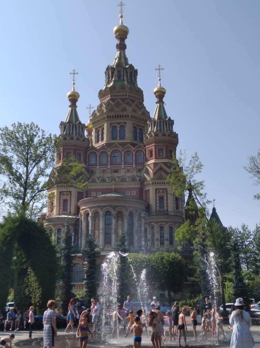 Светомузыкальный фонтан у собора — радость для детворы