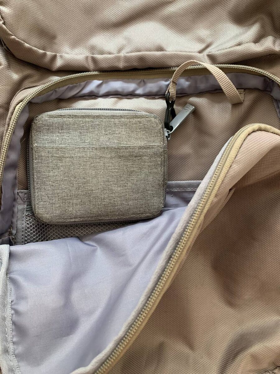 Карабин внутри кармана сумки надежно защитит бумажник