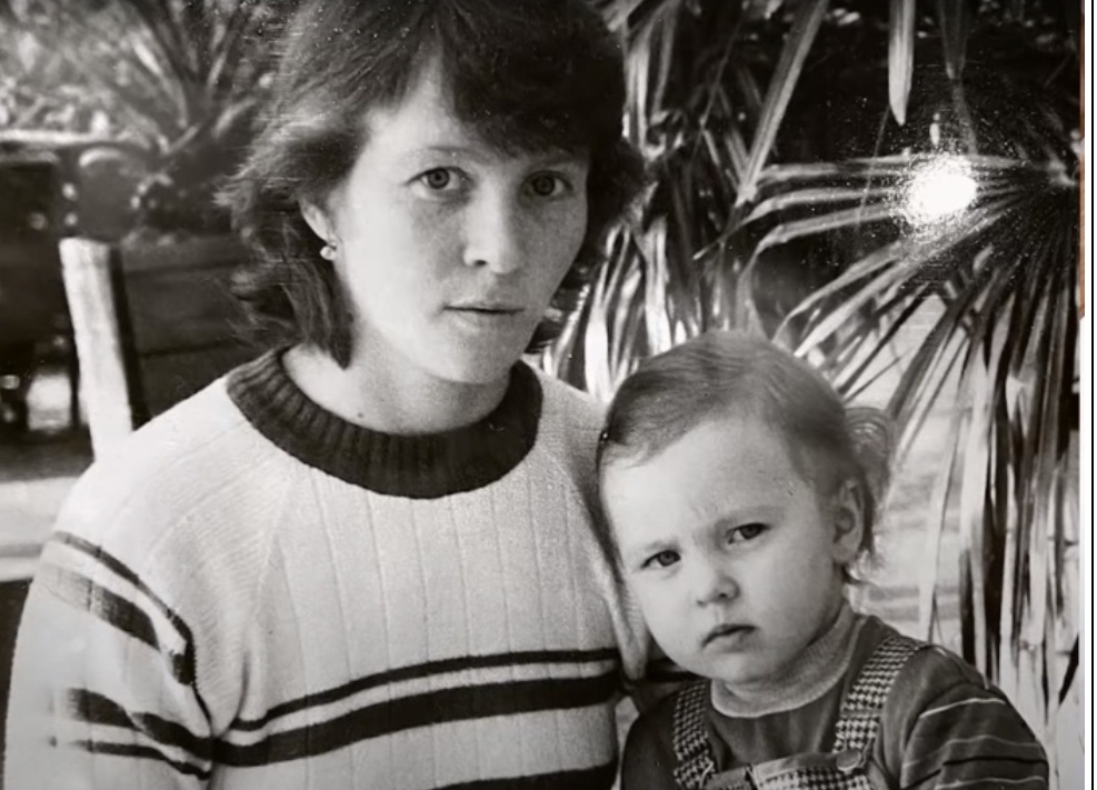 Татьяна Тотьмянина в детстве с мамой, Натальей Васильевной