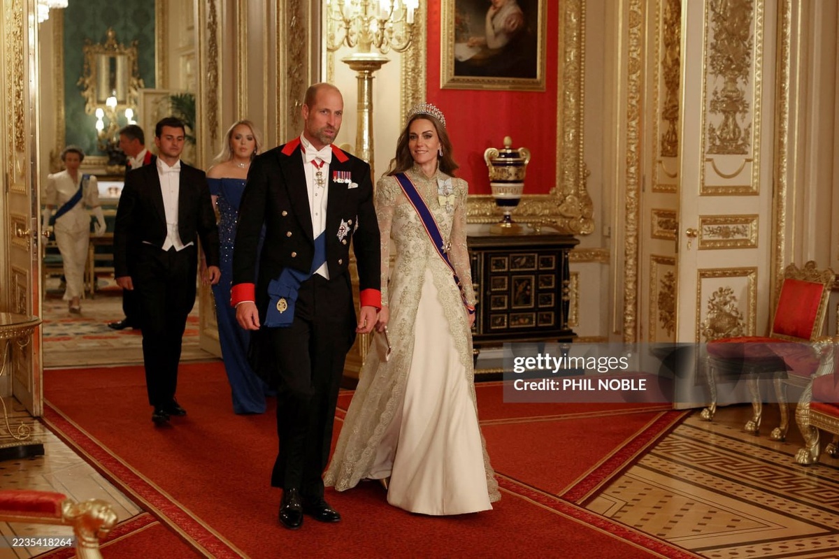 Принцесса Кэтрин появилась на государственном банкете в роскошном золотистом платье, которое тоже напоминало о золотой осени. 