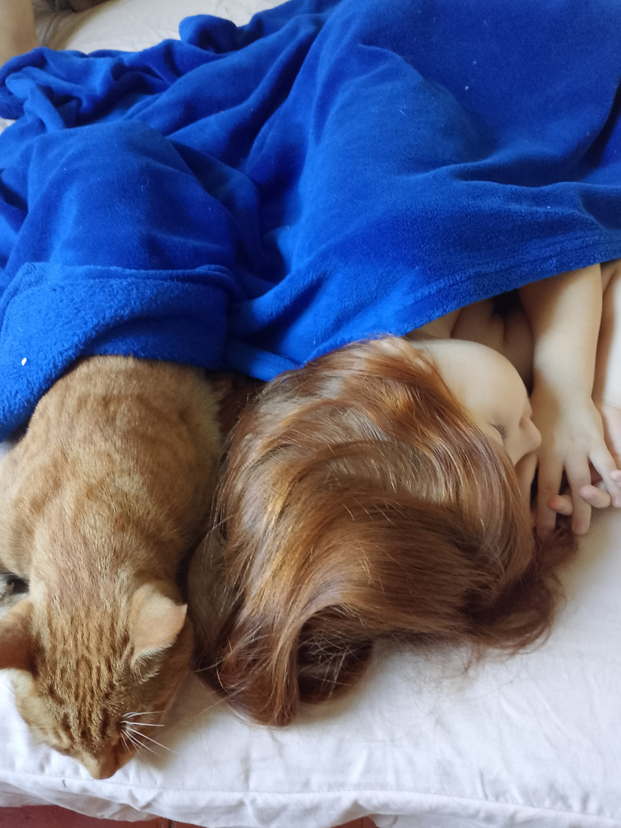 Генка уложил спать Алису и сам вместе с ней уснул рядышком 🙂