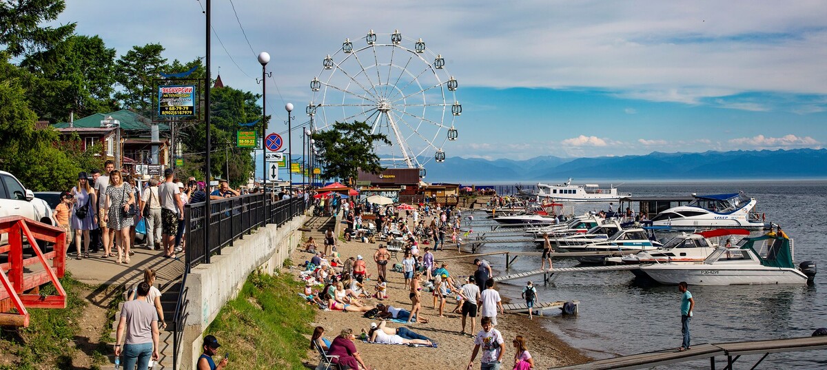 Вот такая панорама открывается на старте — Байкал из Листвянки