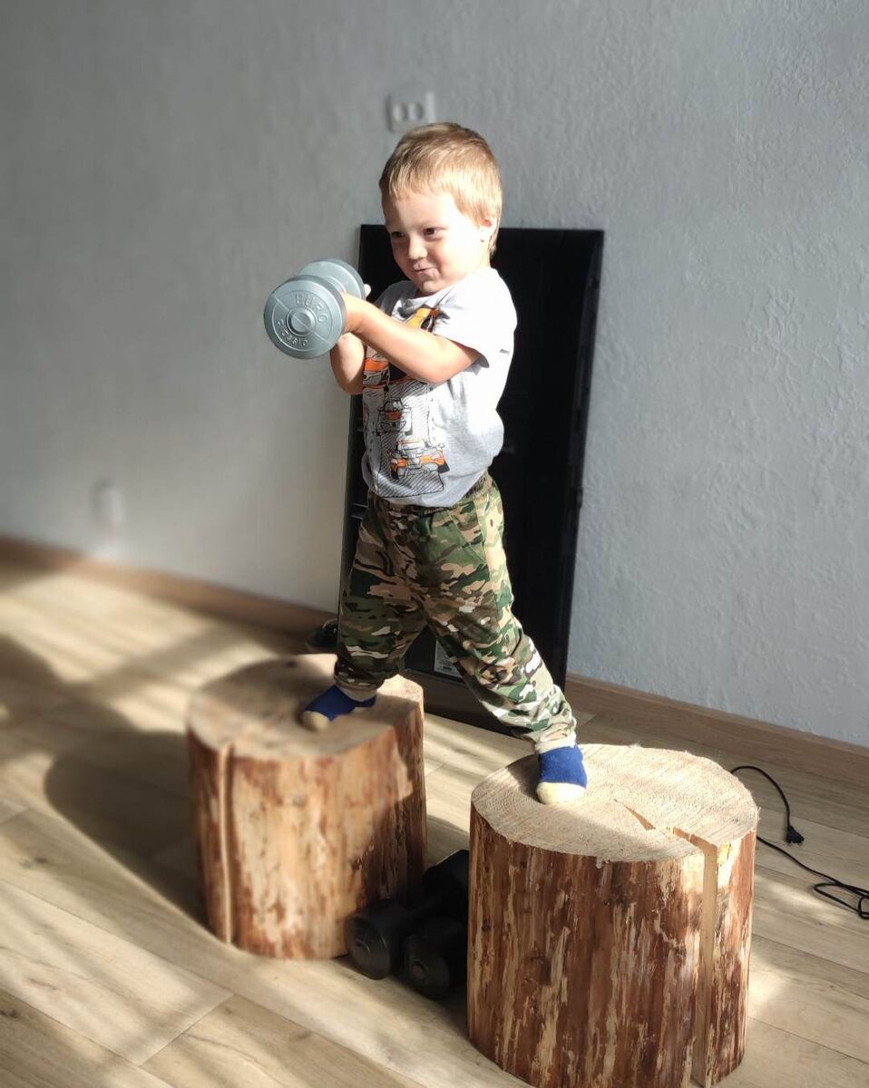 Я дома тоже вместо тумб для занятий пеньки использую