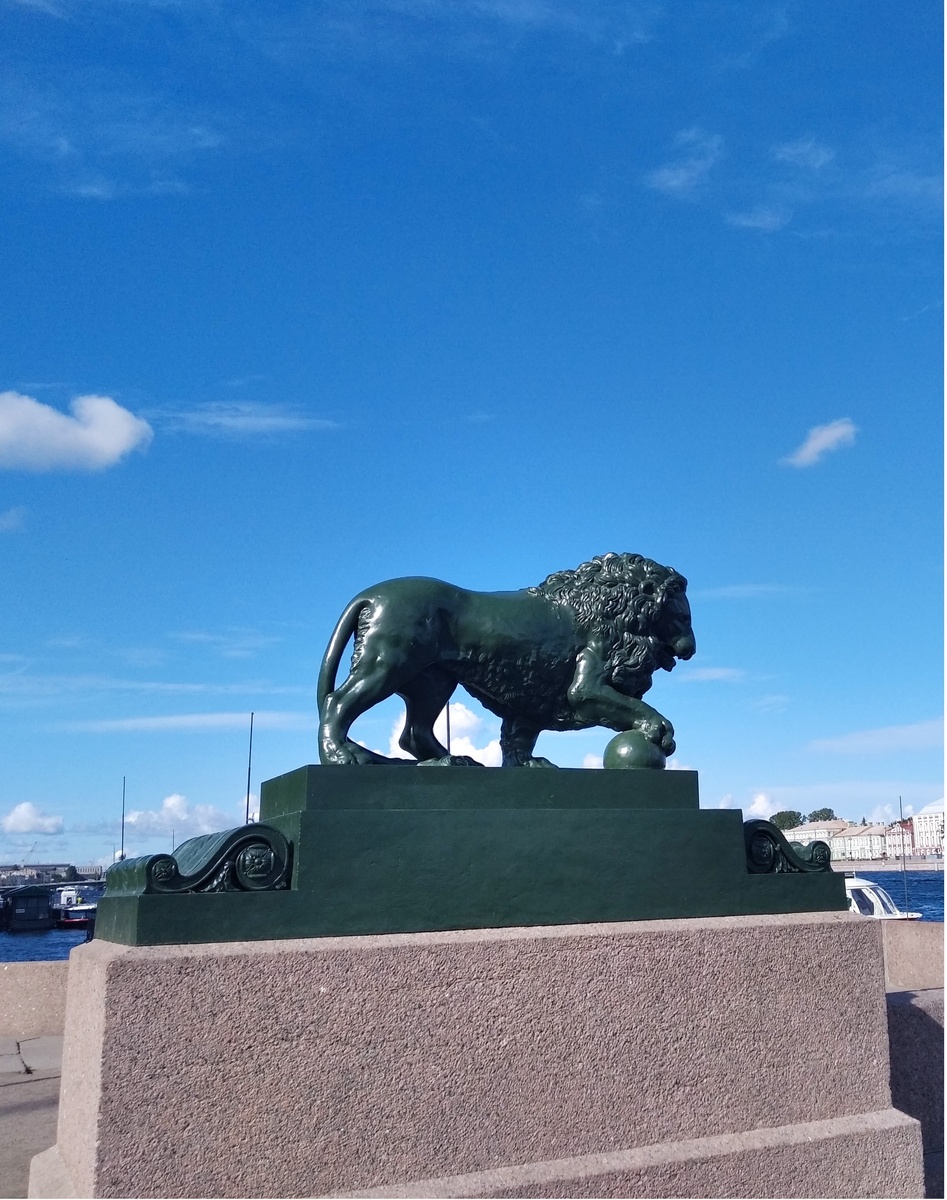 Очень похож, но этот лев в "Итальянцах" не снимался. Листайте