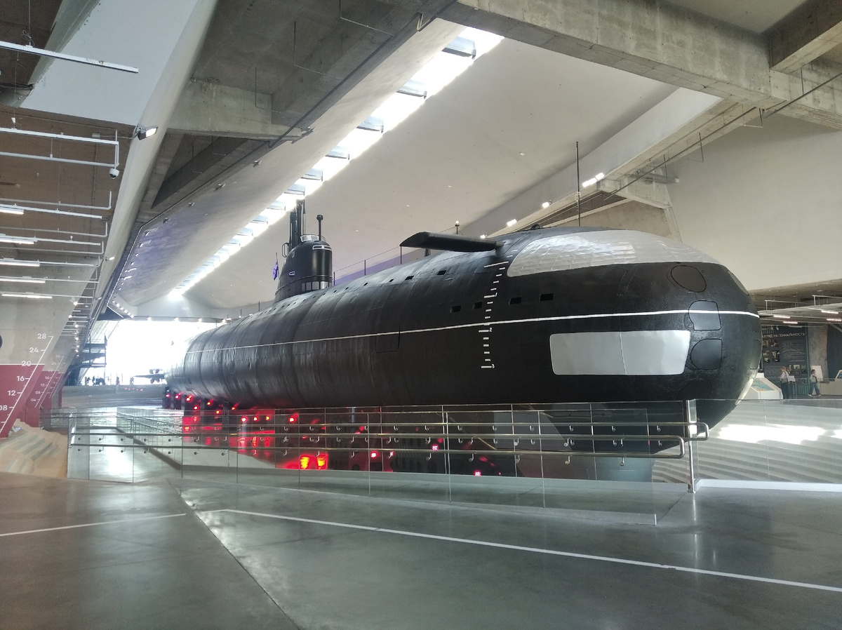 Стоит красотка, ядрёна лодка...