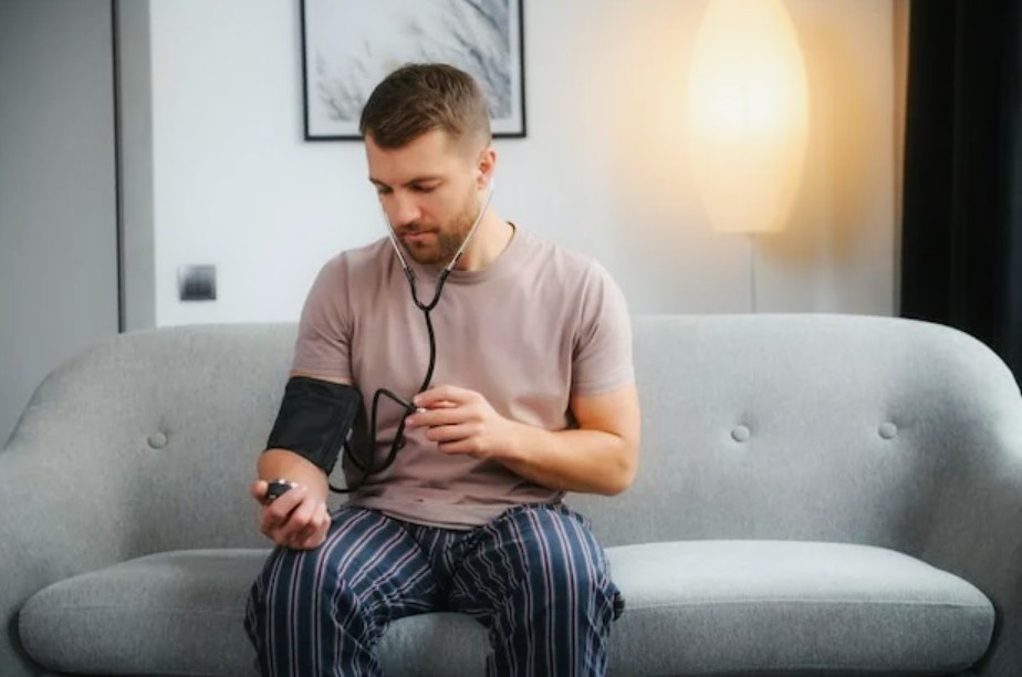 Совет: берите автоматический тонометр на плечо — запястные часто дают погрешность до 15 мм рт. ст., а это может стоить жизни.
