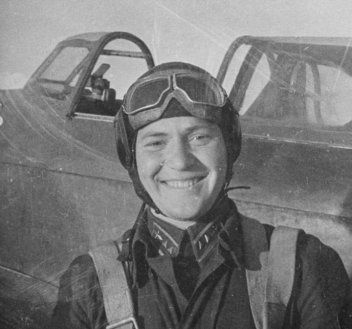 Илья Михайлович у своего самолета