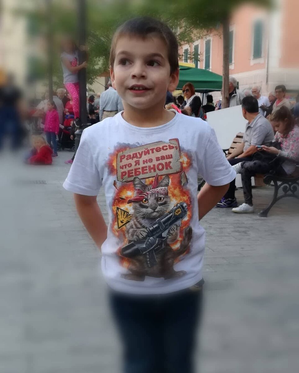 Обратите внимание на футболку