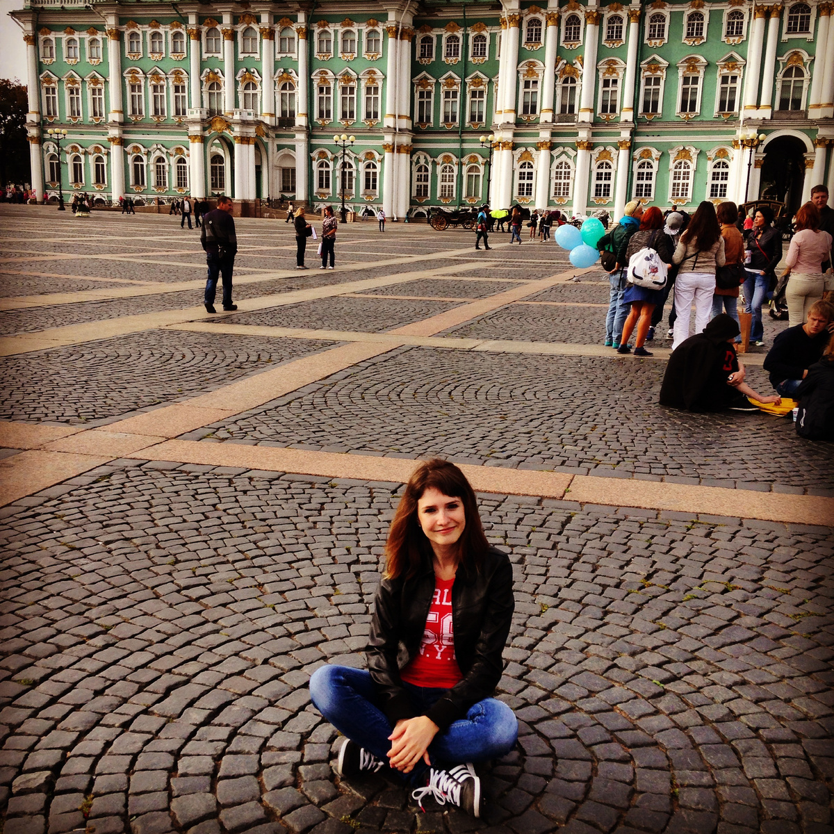 Есть примета, если посидеть на дворцовой площади, то обязательно вернёшься обратно. Я злоупотребила ей, так как сидела там 2 раза) Сейчас я во второй раз живу в Питере.