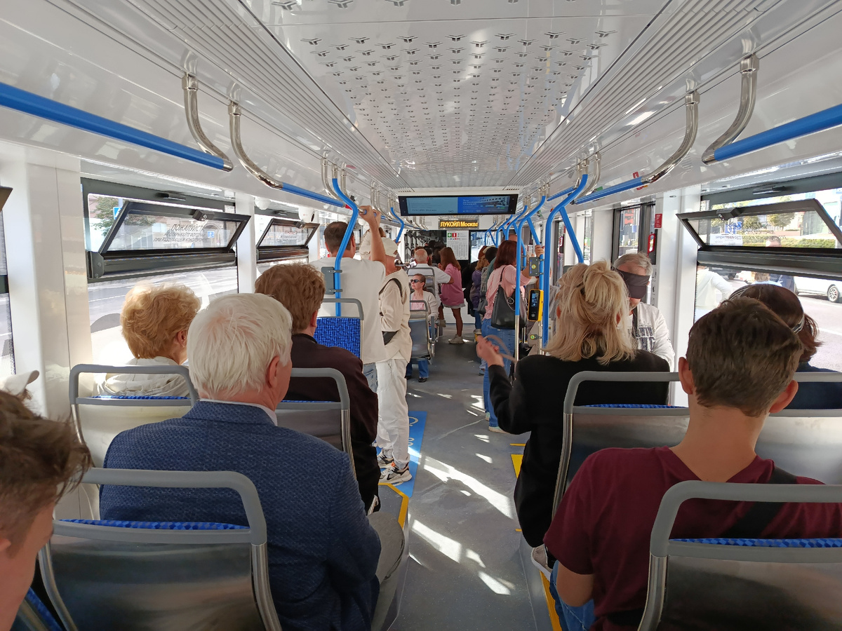 Поток 90-го трамвая утром в воскресенье утром.