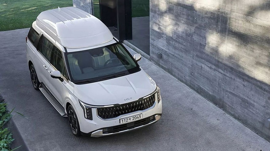    На фото: Kia Carnival Hi Limousine