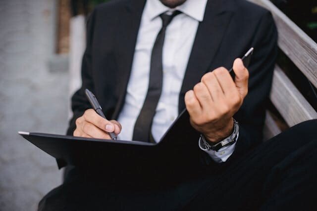 Директор в костюме, рубашке и галстуке. Фото: pexels.com