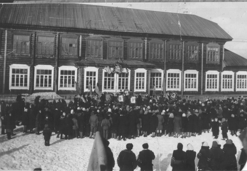 На фото с официальной странички Квитка: митинг памяти Сталина, март 1953.