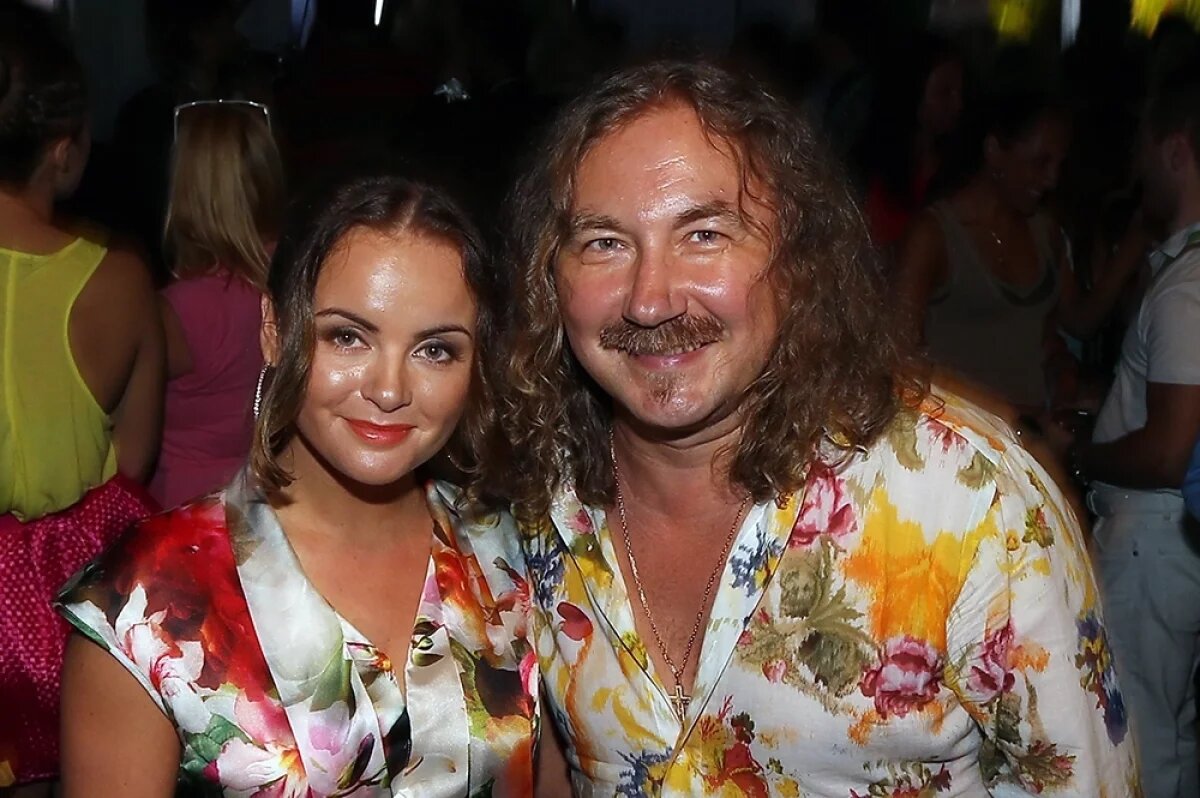    Игорь Николаев с супругой певицей Юлией Проскуряковой.