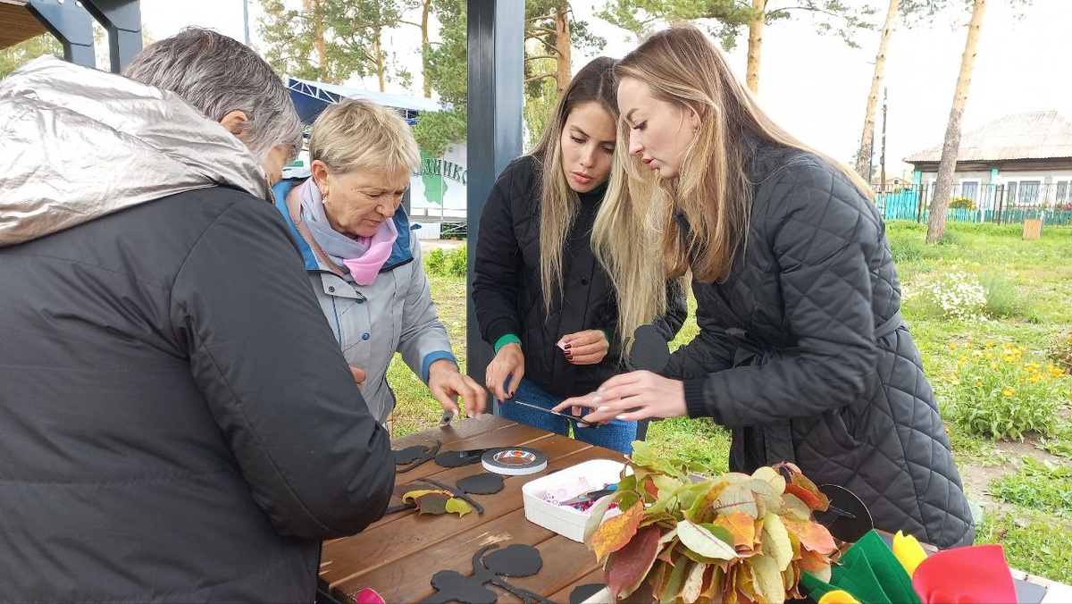 1.	На фото (слева-направо): Валентина Авсиевич – участница мастер-класса, который проводили специалисты  МЦ «Саяны» Галина Боева и Кристина Морозова.