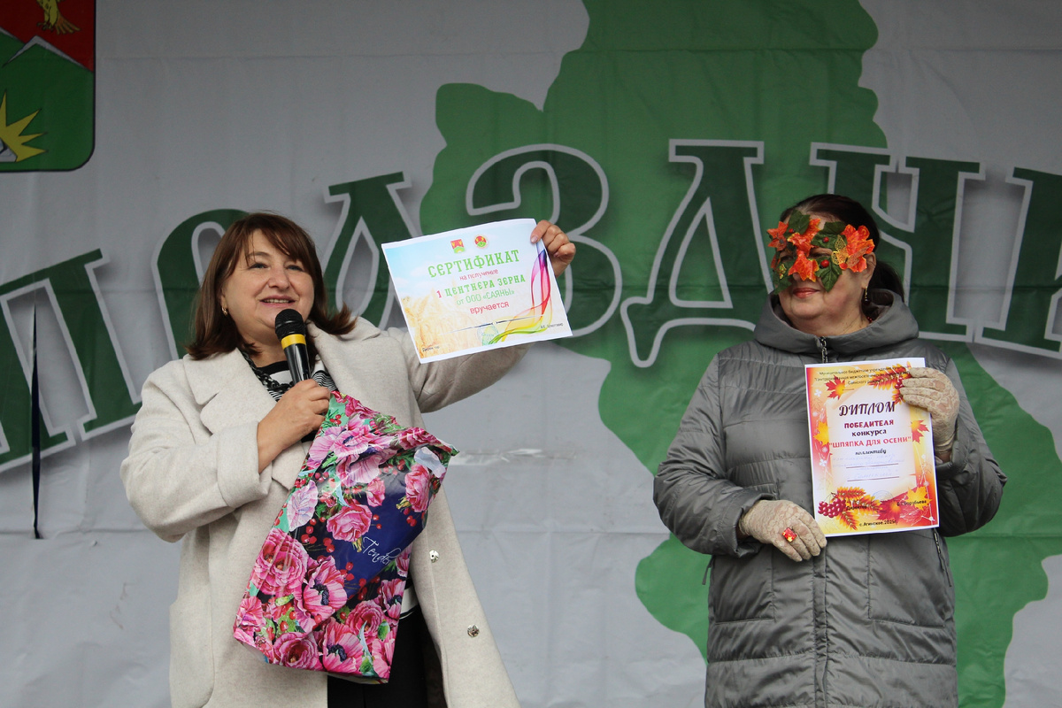 2.	Валентина Воробьева (слева) поздравляет команду клуба «Краски жизни» с победой в конкурсе «Шляпка для осени». Руководитель клуба Елена Позднякова (справа). 