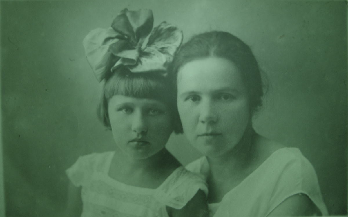 Юная Капитолина (слева) в Салтыковке. 1931. 