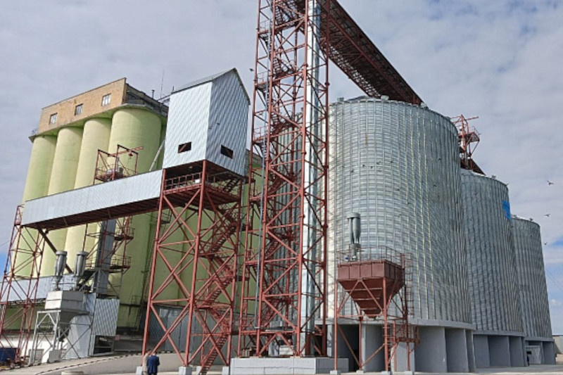    Официально новый объект носит название: «Зернохранилище с объемом хранения 22500 тонн по пшенице с привязкой к существующему элеватору» (фото: пресс-служба администрации Волгоградской области)