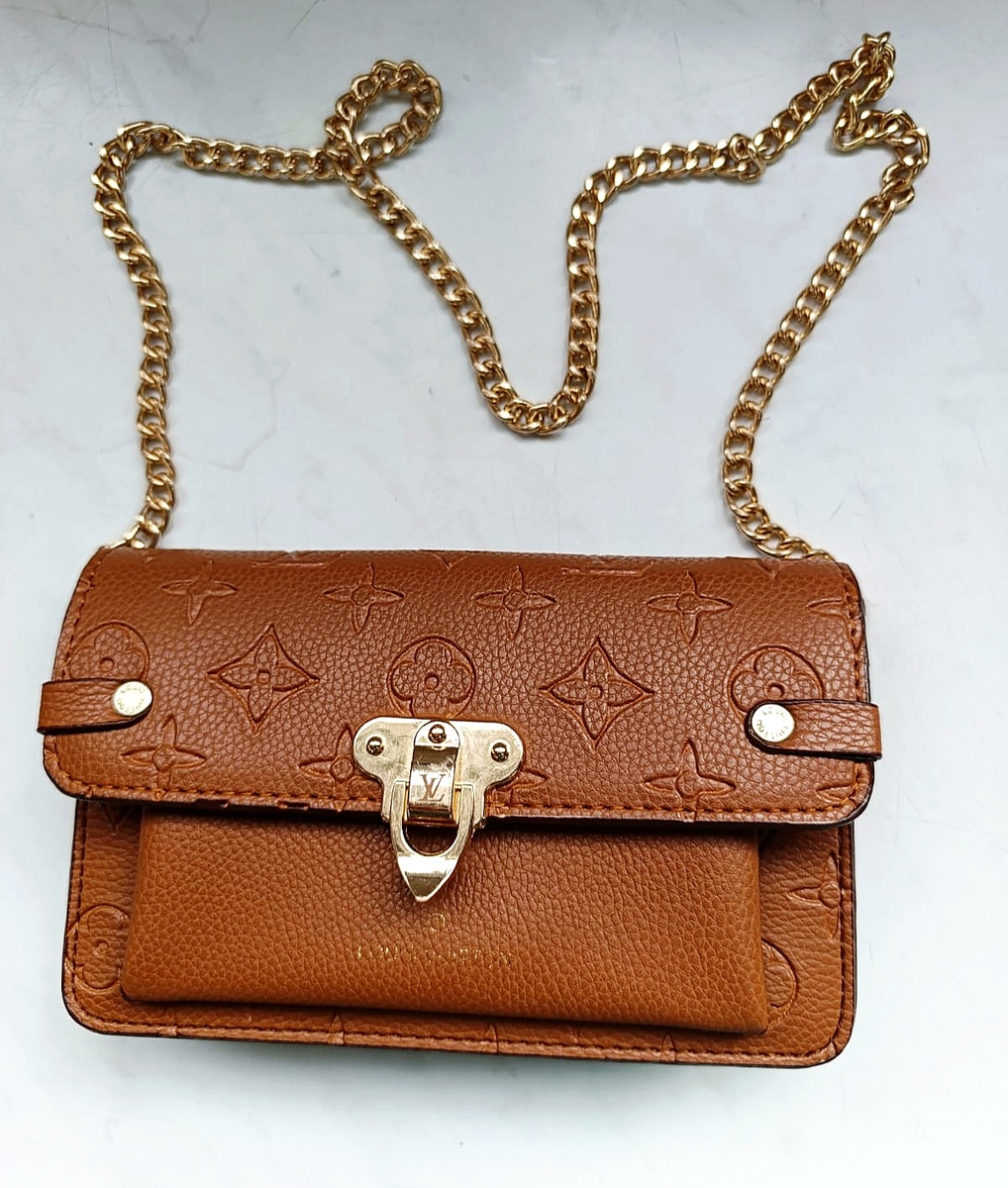 Гуляет теперь Таечка с модной сумочкой. Сама выбирала. 