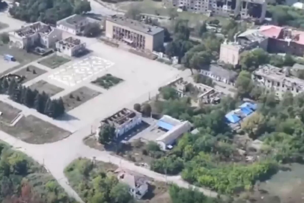    Сообщается, что российские военные уже заняли в том числе стадион, отделение скорой помощи, Парк Культуры.