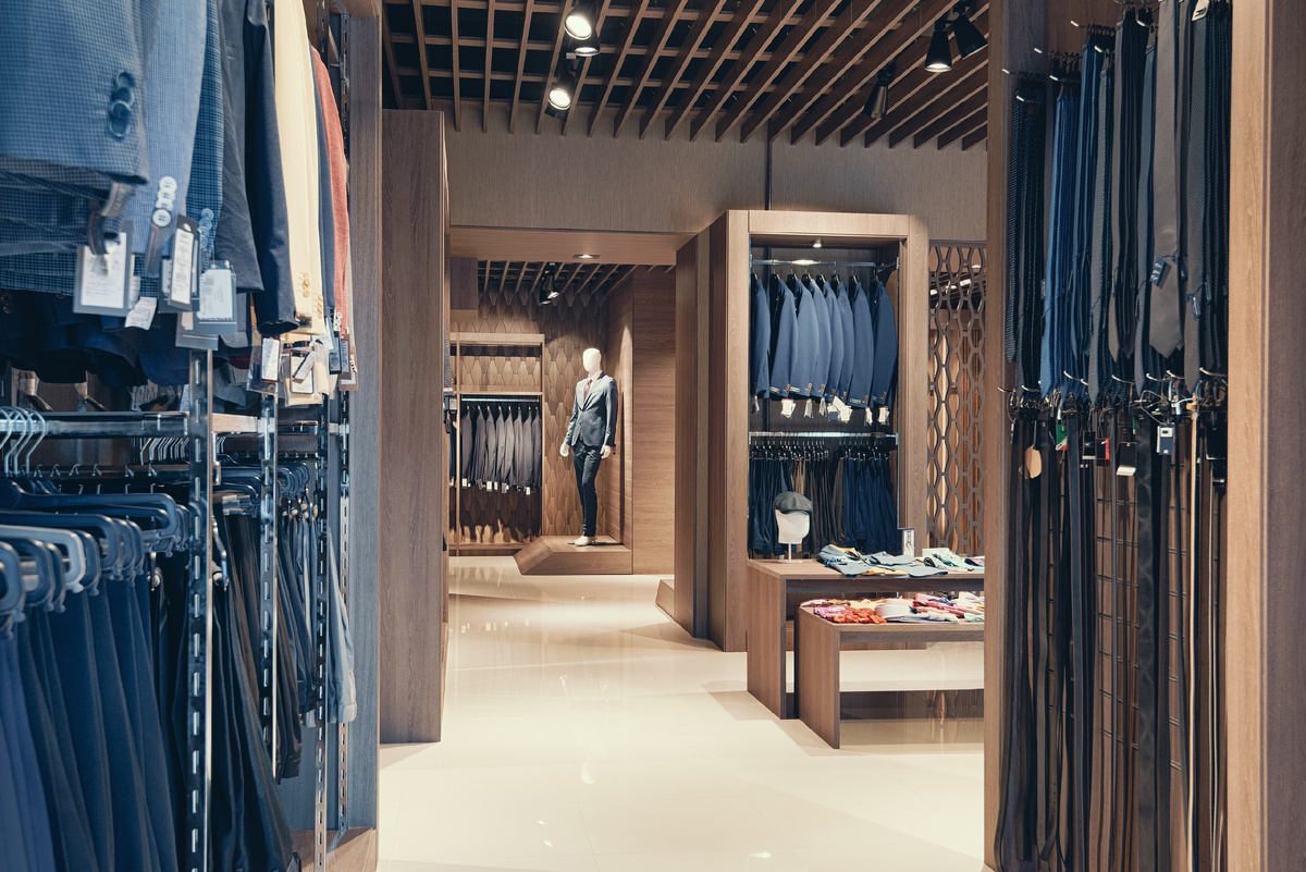 Подвесной металлический потолок в магазине одежды