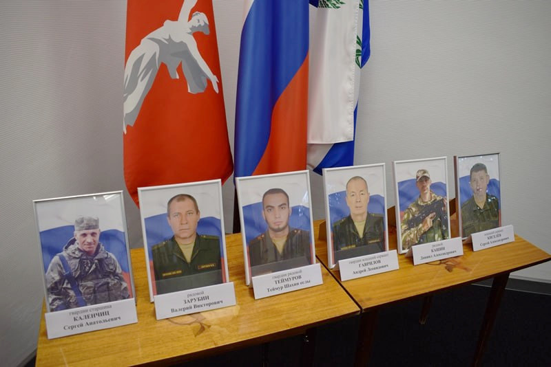    Имена военнослужащих навсегда останутся в сердцах людей, а их подвиги будут вечно жить в памяти народа (фото: пресс-служба городской администрации)