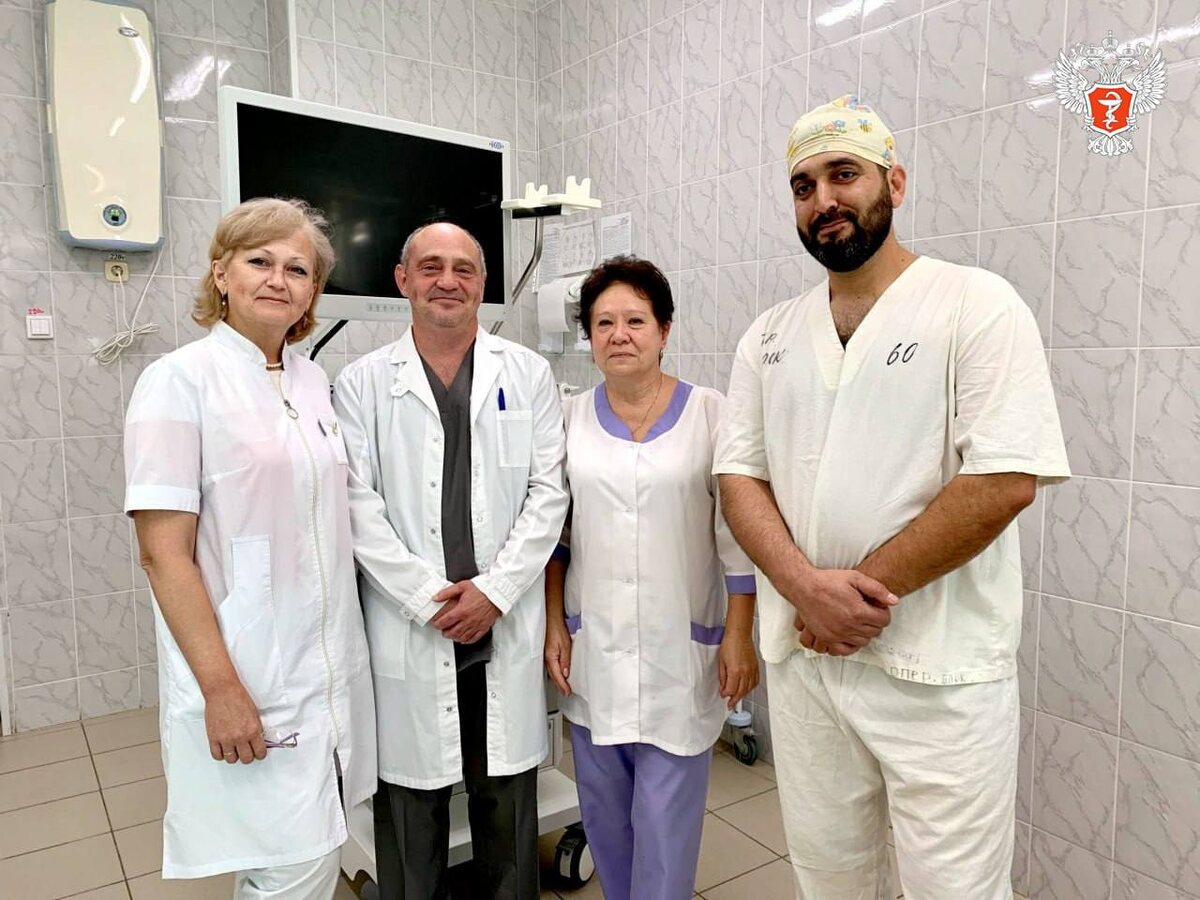 Врачи - Парвиз Дадашов и бригада профильных специалистов – без хирургического вмешательства с помощью биопсийных щипцов успешно извлекли иглу. Фото: Центральная городская больница №1 Нижнего Тагила