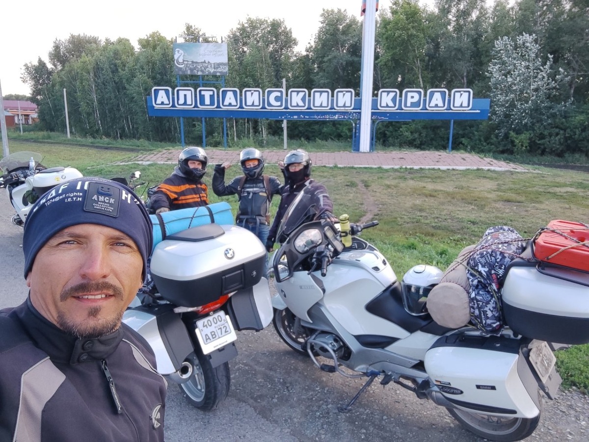    Пыль дорог и ветра свист