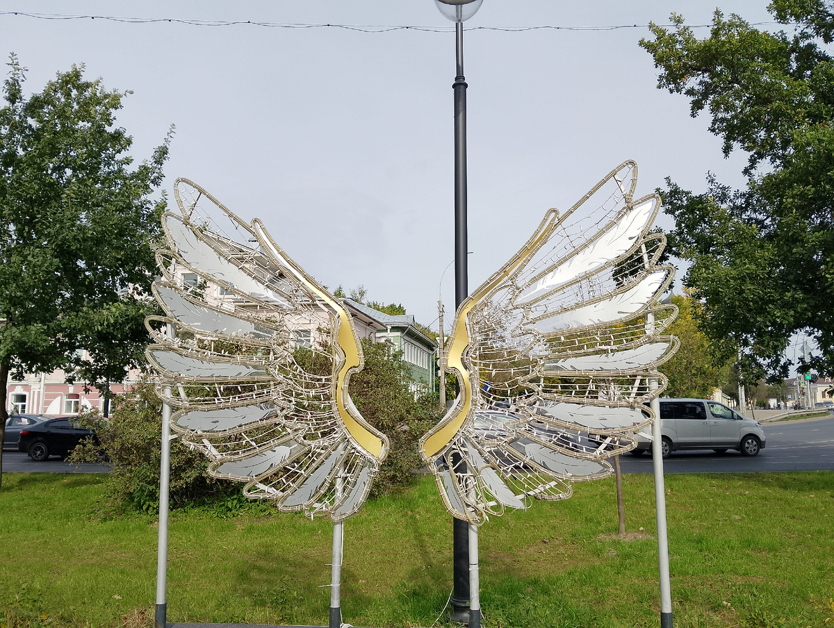 Крылья ангела. Инсталляция на аллее. Фото автора 