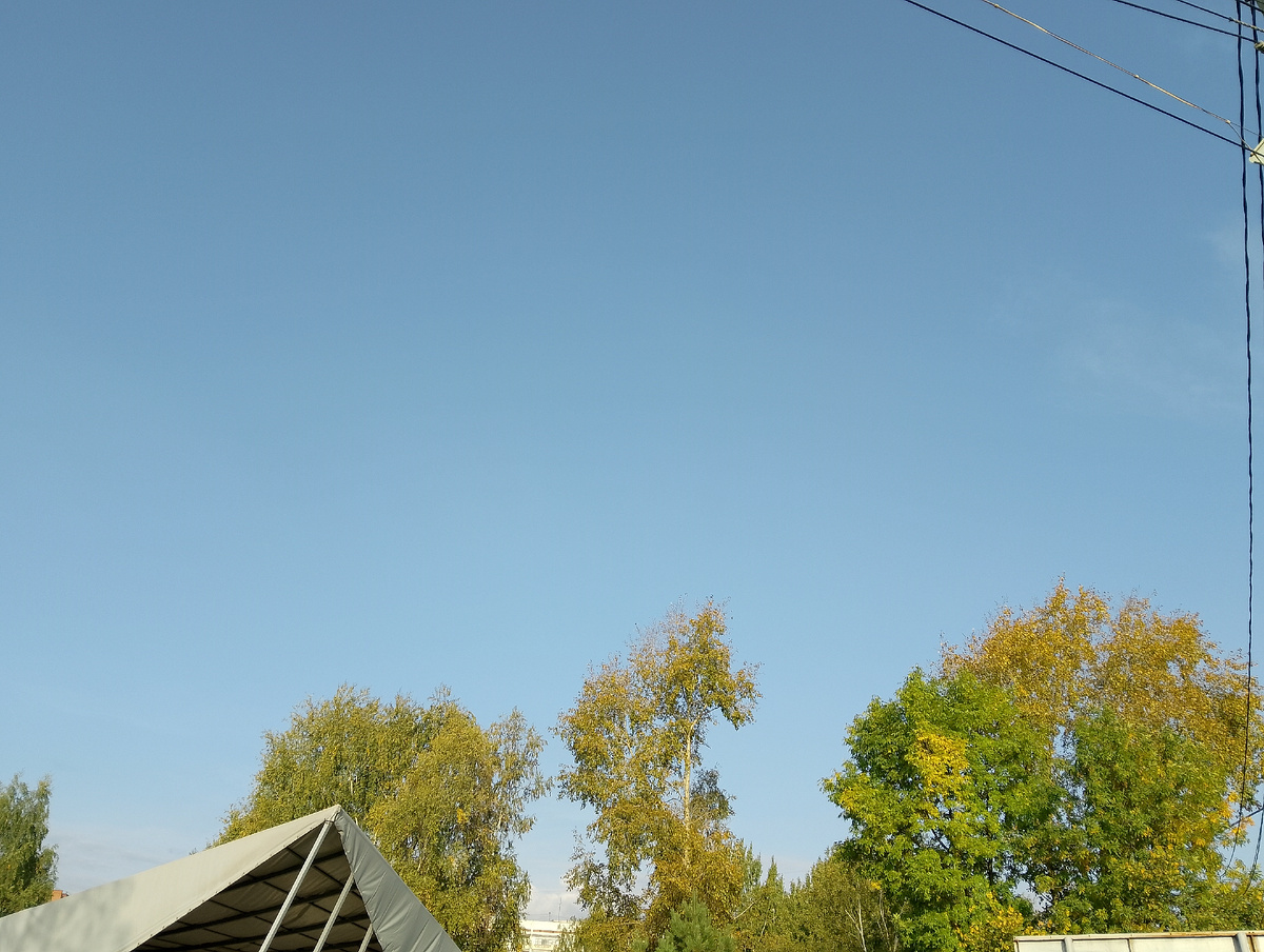 Вчерашнее голубое небо. Уже к обеду появились тучи, а к сегодняшнему вечеру оно стало серое и низкое. Фото автора 