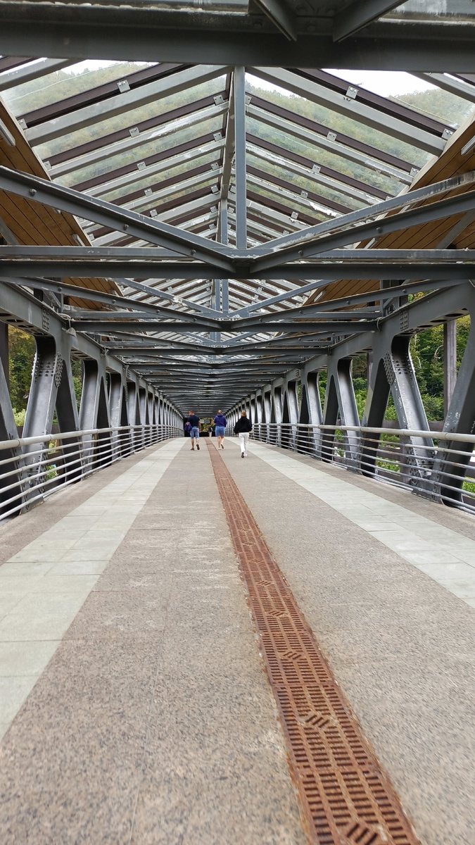 Пешеходный мост над рекой