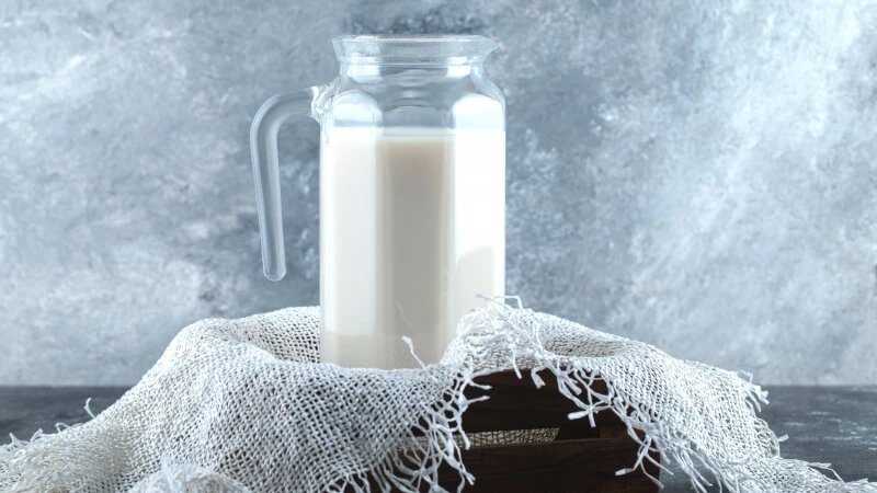    Кувшин с молоком. Фото: ru.freepik.com, автор azerbaijan_stockers.