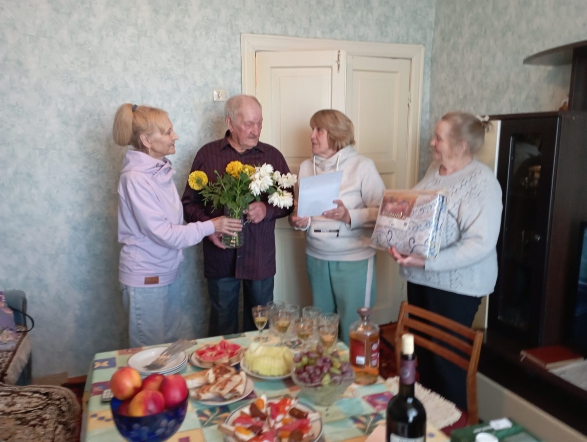  Поздравление юбиляру от представителей совета ветеранов