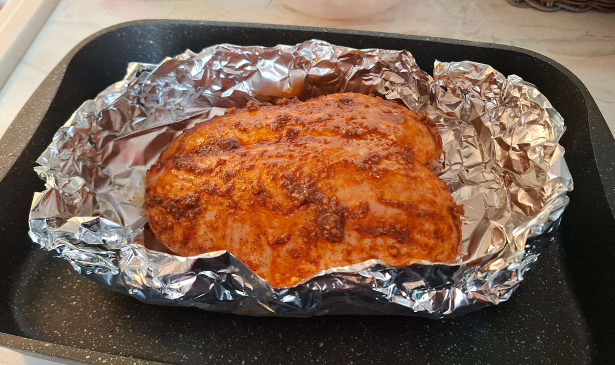 Куриная грудка пролежала в маринаде полчаса. И теперь отправляется в духовку, нагретую до максимальной температуры.