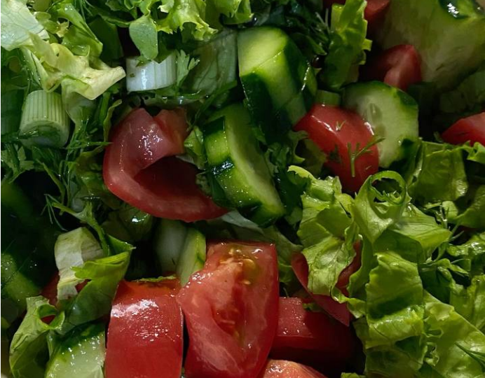 Добавляю это в вечерний салат и живот перестал вздуваться: 2 продукта, которые реально помогают пищеварению