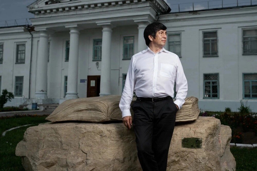    В детстве Ильдар Маматов мечтал стать скульптором. Его скульптура — книга — установлена у Осинского краеведческого музея. Фото: Из личного архива/ Евгений Демшин